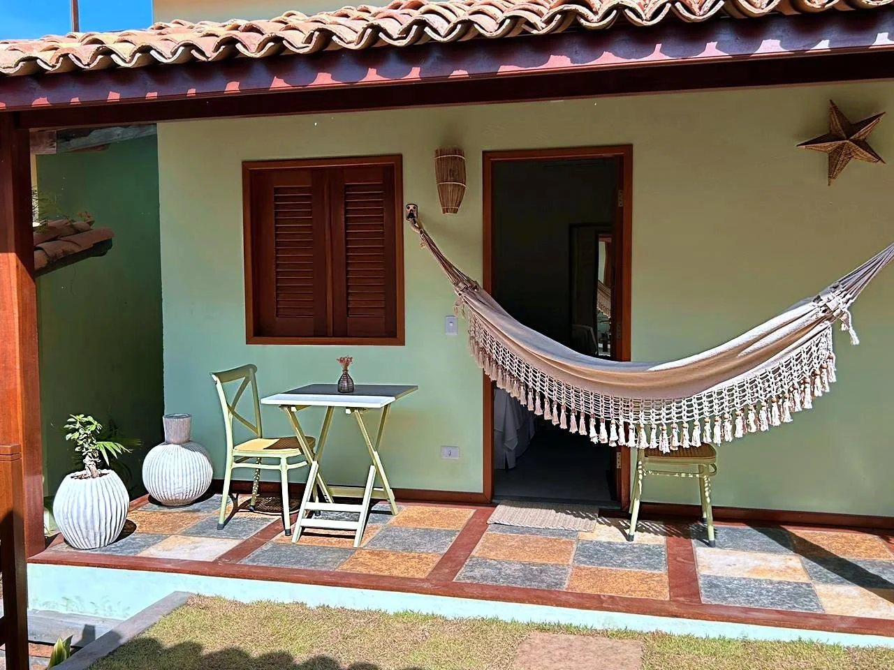 Varanda com rede em um quarto da Pousada Jurará