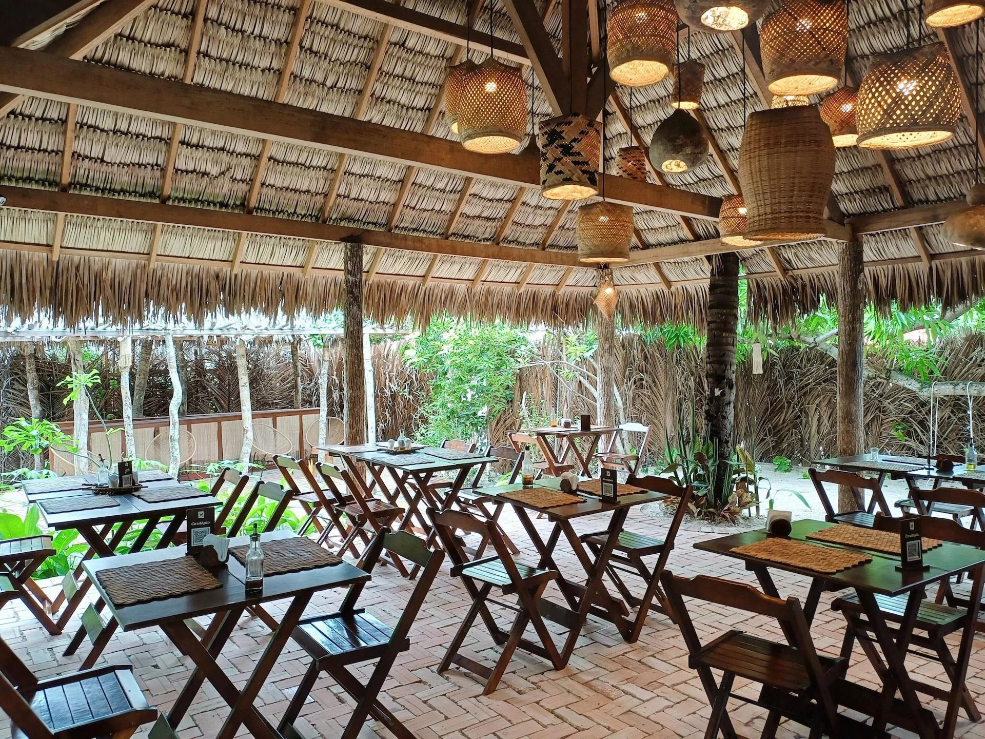 Restaurante com teto de palha na Vila do Junco