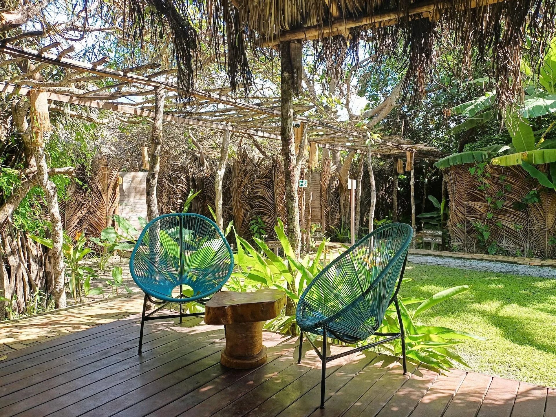 Deck e jardim da Vila do Junco