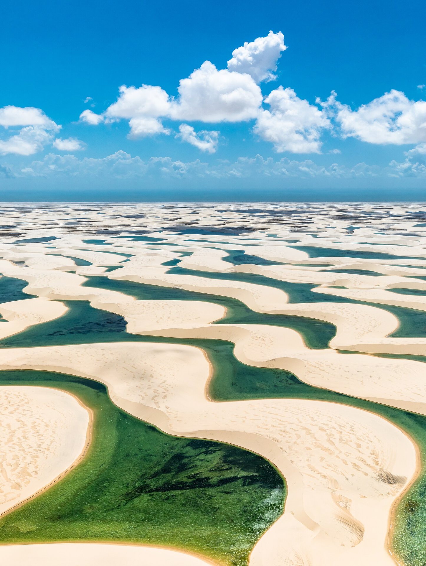 Vista aérea das dunas e lagoas dos Lençóis Maranhenses