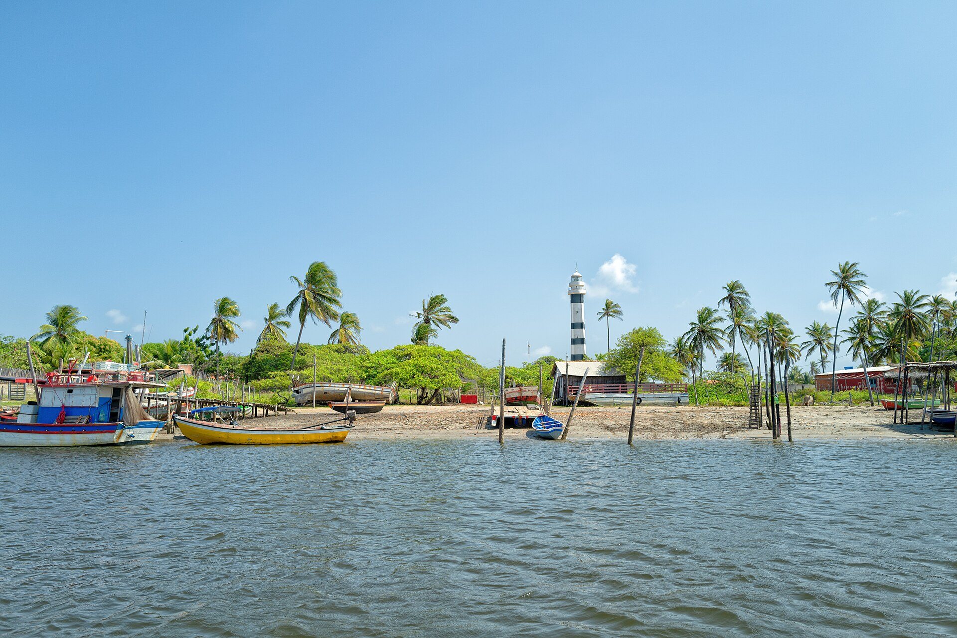 Margem do rio em Atins com o farol ao fundo
