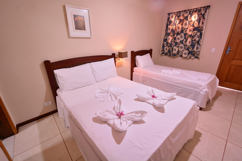 Quarto standard da Pousada Jurará, com cama de casal e cama de solteiro