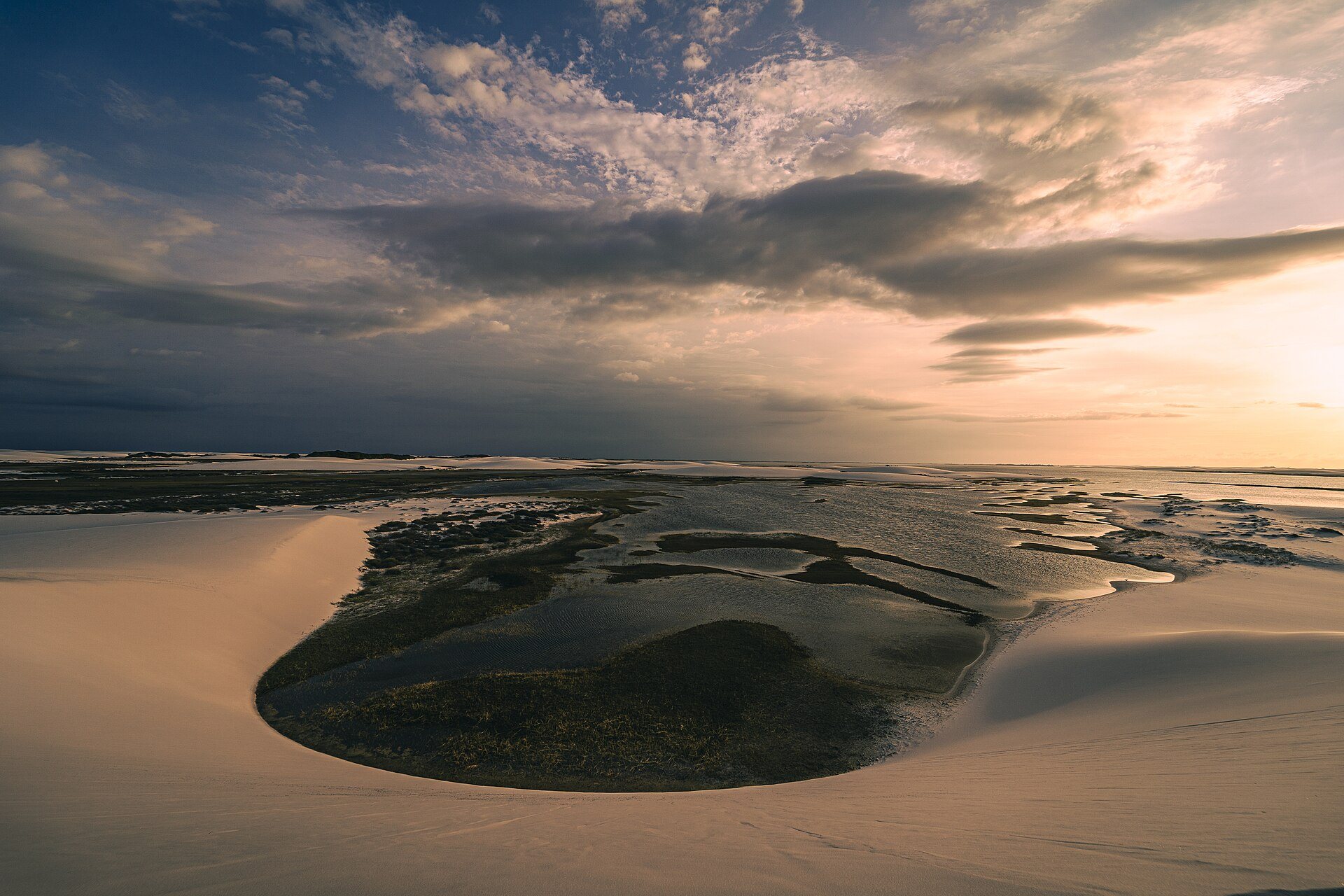 Lagoa entre as dunas dos Lençóis Maranhenses ao entardecer